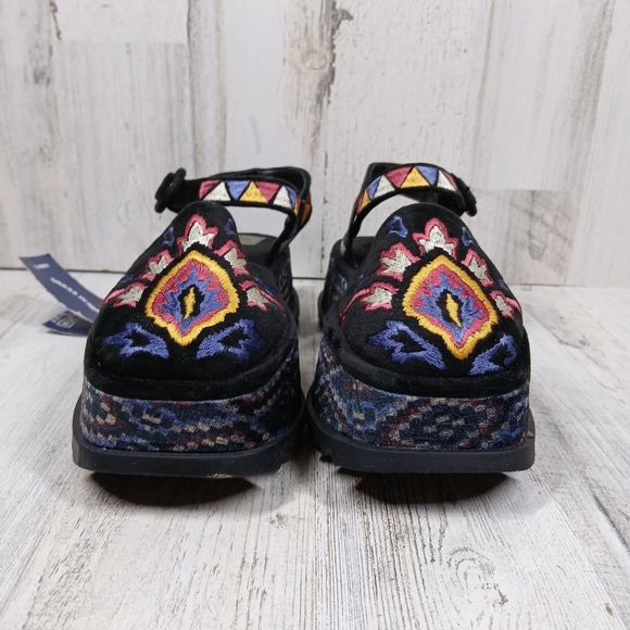 New without box
Farm Rio Black Closed Toe Platform Sandals #1409 - Picture 4 of 11